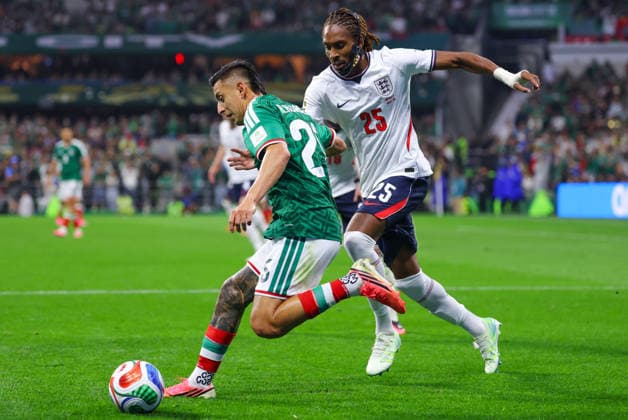 MEXICO CITY, MEXICO - JULY 5: Roberto Alvarado of Mexico and Djed Spence of England battle for possession during the FIFA World Cup, WM, Weltmeisterschaft, Fussball 2026 Round Of 16 match between Mexico and England at Mexico City Stadium on July 5, 2026 in Mexico City, Mexico.  Copyright: xMBxMediax