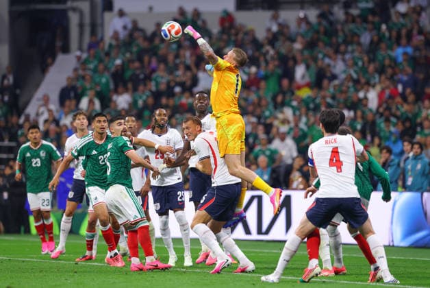 MEXICO CITY, MEXICO - JULY 5: Jordan Pickford of England punches the ball away during the FIFA World Cup, WM, Weltmeisterschaft, Fussball 2026 Round Of 16 match between Mexico and England at Mexico City Stadium on July 5, 2026 in Mexico City, Mexico.  Copyright: xMBxMediax