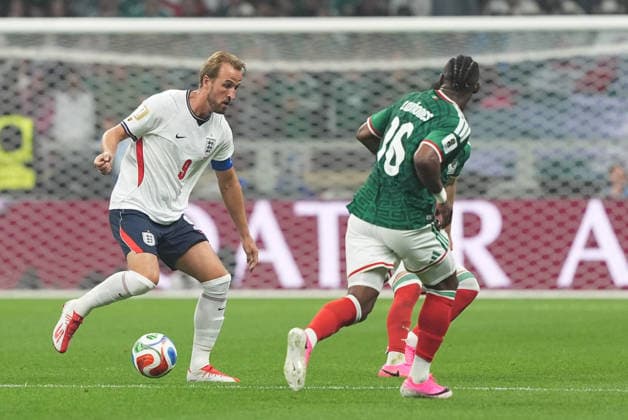 Mexico v England Round of 16 FIFA World Cup, WM, Weltmeisterschaft, Fussball 2026 Harry Kane 9 of England national team, Nationalteam and Julian Quinones 16 of Mexico national team battle for the ball during the FIFA World Cup 2026 round of 16 match between Mexico and England at Mexico City stadium. on July 5, 2026 in Mexico City, Mexico. (Photo by Ian Robles Eyepix Group) Copyright: xIanxRobles xEyepixxGroupx EL_05072026_191206JPEG