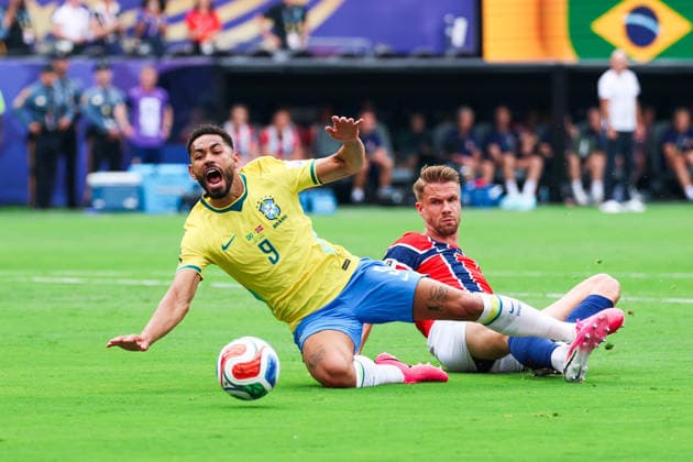 July 5, 2026, East Rutherford, Nj, United States: Matheus Cunha player of Brazil and Kristoffer Ajer player of Norway during the Round of 16 match between Brazil and Norway at the FIFA World Cup, WM, Weltmeisterschaft, Fussball at New York New Jersey Stadium, in East Rutherford, United States, on Sunday, July 05, 2026. FIFA World Cup 2026 - Round Of 16 - Brazil V Norway  - ZUMAv122 20260705_aap_v122_140 Copyright: xWilliamxVolcovx