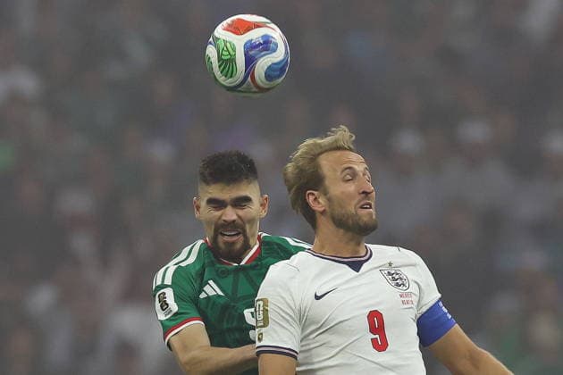 FIFA World Cup, WM, Weltmeisterschaft, Fussball 2026 - Round of 16 - Mexico vs. England Johan Vasquez (L) of Mexico in action against Harry Kane (R) of England during the FIFA World Cup 2026 Round of 16 soccer match between Mexico and England, in Mexico City, Mexico, 05 July 2026. MEXICO CITY Mexico  Copyright: xALEXxCRUZx