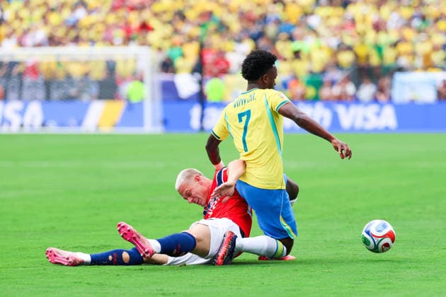July 5, 2026, East Rutherford, Nj, United States: Vinicius Jr. player of Brazil and Julian Ryerson player of Norway during the Round of 16 match between Brazil and Norway at the FIFA World Cup, WM, Weltmeisterschaft, Fussball at New York New Jersey Stadium, in East Rutherford, United States, on Sunday, July 05, 2026. FIFA World Cup 2026 - Round Of 16 - Brazil V Norway  - ZUMAv122 20260705_aap_v122_249 Copyright: xWilliamxVolcovx