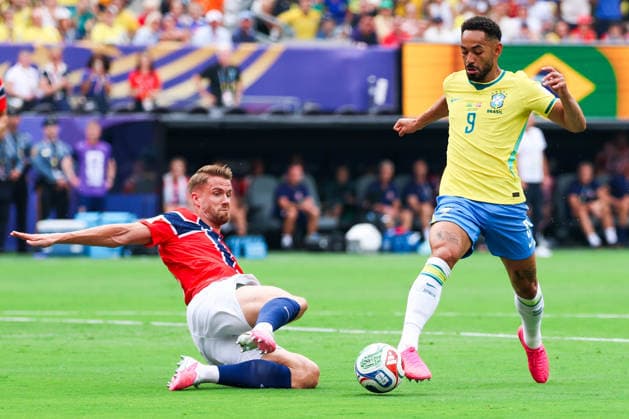 July 5, 2026, East Rutherford, Nj, United States: Matheus Cunha player of Brazil and Kristoffer Ajer player of Norway during the Round of 16 match between Brazil and Norway at the FIFA World Cup, WM, Weltmeisterschaft, Fussball at New York New Jersey Stadium, in East Rutherford, United States, on Sunday, July 05, 2026. East Rutherford United States - ZUMAv122 20260705_aap_v122_159 Copyright: xWilliamxVolcovx