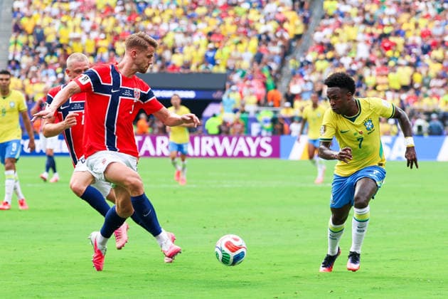 July 5, 2026, East Rutherford, Nj, United States: Vinicius Jr. player of Brazil and Kristoffer Ajer player of Norway during the Round of 16 match between Brazil and Norway at the FIFA World Cup, WM, Weltmeisterschaft, Fussball at New York New Jersey Stadium, in East Rutherford, United States, on Sunday, July 05, 2026. East Rutherford United States - ZUMAv122 20260705_aap_v122_164 Copyright: xWilliamxVolcovx
