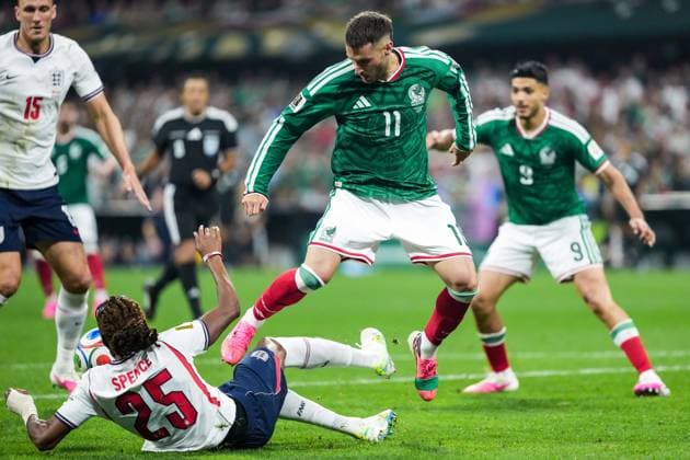 Djed Spence of England (L) and Santiago Gimenez of Mexico (C) fight for possession during the FIFA Men’s World Cup 2026 round of 16 football match between Mexico and England at Mexico City Stadium, in Mexico City on July 5th 2026 (Photo by Alexandra Fechete SPP)  Copyright: xAlexandraxFechete SPPx Sportspressphoto_SPR185716