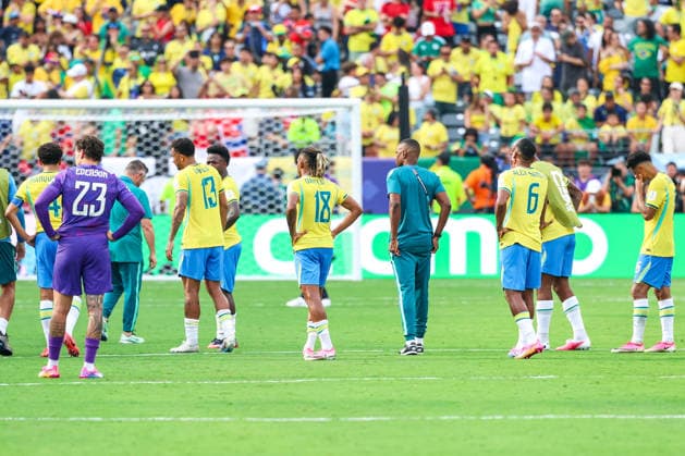 July 5, 2026, East Rutherford, Nj, United States: Brazil s players lament their 2-1 defeat to Norway to the Round of 16 match at the FIFA World Cup, WM, Weltmeisterschaft, Fussball at New York New Jersey Stadium, in East Rutherford, United States, on Sunday, July 05, 2026. East Rutherford United States - ZUMAv122 20260705_aap_v122_179 Copyright: xWilliamxVolcovx
