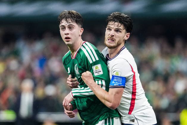 Brian Gutierrez of Mexico (L) and Declan Rice of England (R) fight for possession during the FIFA Men’s World Cup 2026 round of 16 football match between Mexico and England at Mexico City Stadium, in Mexico City on July 5th 2026 (Photo by Alexandra Fechete SPP)  Copyright: xAlexandraxFechete SPPx Sportspressphoto_SPR185736