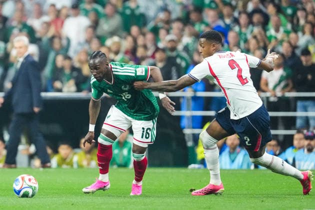 Julian Quinones of Mexico (L) runs with the ball under pressure from Ezri Konsa of England (R) during the FIFA Men’s World Cup 2026 round of 16 football match between Mexico and England at Mexico City Stadium, in Mexico City on July 5th 2026 (Photo by Alexandra Fechete SPP)  Copyright: xAlexandraxFechete SPPx Sportspressphoto_SPR185765