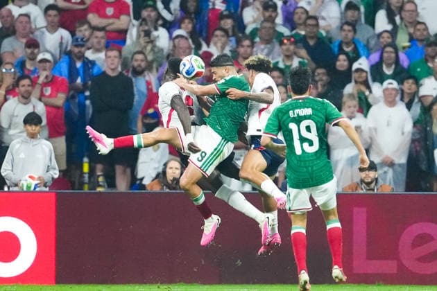 Marc Guehi of England (L), Raul Jimenez of Mexico (C) and Nico O Reilly of England (R) fight for possession during the FIFA Men’s World Cup 2026 round of 16 football match between Mexico and England at Mexico City Stadium, in Mexico City on July 5th 2026 (Photo by Alexandra Fechete SPP)  Copyright: xAlexandraxFechete SPPx Sportspressphoto_SPR185817