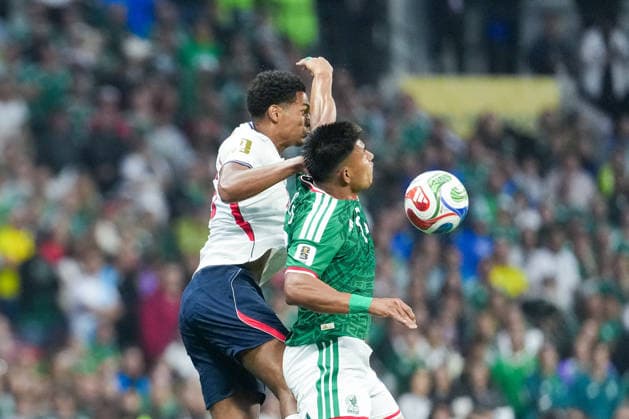 Jarell Quansah of England (L) and Jesus Gallardo of Mexico (R) fight for possession during the FIFA Men’s World Cup 2026 round of 16 football match between Mexico and England at Mexico City Stadium, in Mexico City on July 5th 2026 (Photo by Alexandra Fechete SPP)  Copyright: xAlexandraxFechete SPPx Sportspressphoto_SPR185948