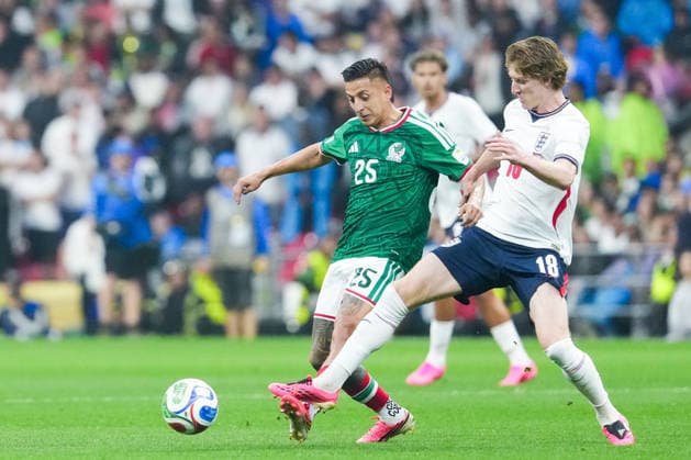 Jesus Gallardo of Mexico (L) passes the ball under pressure from Anthony Gordon of England (R) during the FIFA Men’s World Cup 2026 round of 16 football match between Mexico and England at Mexico City Stadium, in Mexico City on July 5th 2026 (Photo by Alexandra Fechete SPP)  Copyright: xAlexandraxFechete SPPx Sportspressphoto_SPR185950