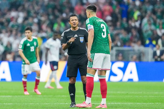 Cesar Montes of Mexico (R) argues with the referee Alireza Faghani (L) during the FIFA Men’s World Cup 2026 round of 16 football match between Mexico and England at Mexico City Stadium, in Mexico City on July 5th 2026 (Photo by Alexandra Fechete SPP)  Copyright: xAlexandraxFechete SPPx Sportspressphoto_SPR185951