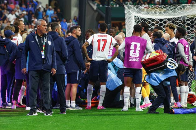 FIFA World Cup, WM, Weltmeisterschaft, Fussball 2026: Mexico v England MEXICO CITY, MEXICO - 5th July 2026: Jordan Henderson of England receives treatment for a wrist injury which happened during the post-match celebrations after the FIFA World Cup 2026 Round of 16 match between Mexico and England at Azteca Stadium Mexico City Azteca Stadium Mexico Copyright: xCraigxMercerx xPeakxActionxPhotosx