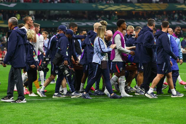 FIFA World Cup, WM, Weltmeisterschaft, Fussball 2026: Mexico v England MEXICO CITY, MEXICO - 5th July 2026: Jordan Henderson of England is stretchered off after receiving treatment for a wrist injury which happened during the post-match celebrations after the FIFA World Cup 2026 Round of 16 match between Mexico and England at Azteca Stadium Mexico City Azteca Stadium Mexico Copyright: xCraigxMercerx xPeakxActionxPhotosx