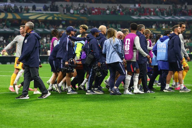 FIFA World Cup, WM, Weltmeisterschaft, Fussball 2026: Mexico v England MEXICO CITY, MEXICO - 5th July 2026: Jordan Henderson of England is stretchered off after receiving treatment for a wrist injury which happened during the post-match celebrations after the FIFA World Cup 2026 Round of 16 match between Mexico and England at Azteca Stadium Mexico City Azteca Stadium Mexico Copyright: xCraigxMercerx xPeakxActionxPhotosx