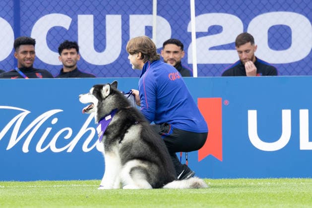 July 4, 2026, Seattle, Washington, USA: US Mens national team, Nationalteam head Coach Mauricio Pochettino poses for a photo with the UW Mascott Hucky Dubs on the field at the USA National Team Training which took place at University of Washington Soccer Stadium. Seattle USA - ZUMAl181 20260704_zsp_l181_026 Copyright: xMelissaxLevinx