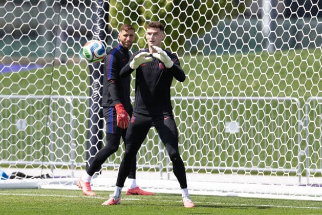 July 4, 2026, Seattle, Washington, USA: United States of America goalkeeper Matt Freese (24) warms up by United States of America goalkeeper Matt Turner (1) warms up in their final team practice before their game at the USA national team, Nationalteam Training which took place at University of Washington Soccer Stadium. Seattle USA - ZUMAl181 20260704_zsp_l181_031 Copyright: xMelissaxLevinx