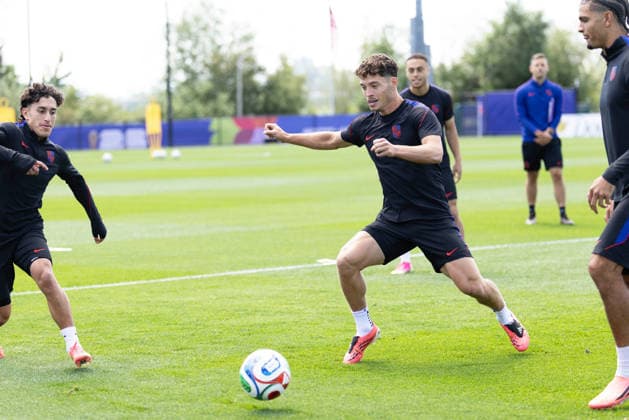 July 4, 2026, Seattle, Washington, USA: United States of America midfielder Giovanni Reyna (7) warms up by United States of America midfielder Alejandro Zendejas (26) and United States of America defender Miles Robinson (12) up in their final team practice before their game at the USA national team, Nationalteam Training which took place at University of Washington Soccer Stadium. Seattle USA - ZUMAl181 20260704_zsp_l181_053 Copyright: xMelissaxLevinx