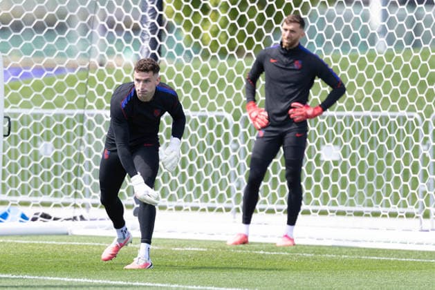 July 4, 2026, Seattle, Washington, USA: United States of America goalkeeper Matt Freese (24) warms up by United States of America goalkeeper Matt Turner (1) in their final team practice before their game at the USA national team, Nationalteam Training which took place at University of Washington Soccer Stadium. Seattle USA - ZUMAl181 20260704_zsp_l181_054 Copyright: xMelissaxLevinx