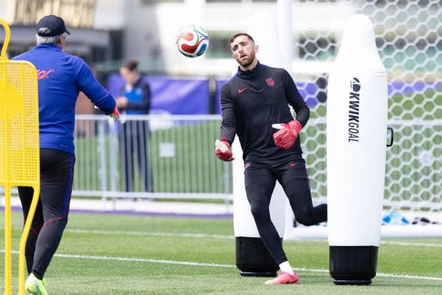 July 4, 2026, Seattle, Washington, USA: United States of America goalkeeper Matt Freese (24) warms up in their final team practice before their game at the USA national team, Nationalteam Training which took place at University of Washington Soccer Stadium. Seattle USA - ZUMAl181 20260704_zsp_l181_055 Copyright: xMelissaxLevinx