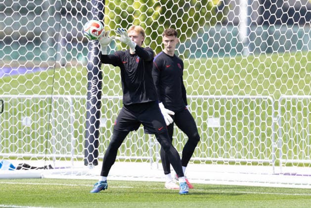 July 4, 2026, Seattle, Washington, USA: United States of America goalkeeper Chris Brady (25) warms up by United States of America goalkeeper Matt Freese (24) in their final team practice before their game at the USA national team, Nationalteam Training which took place at University of Washington Soccer Stadium. Seattle USA - ZUMAl181 20260704_zsp_l181_058 Copyright: xMelissaxLevinx