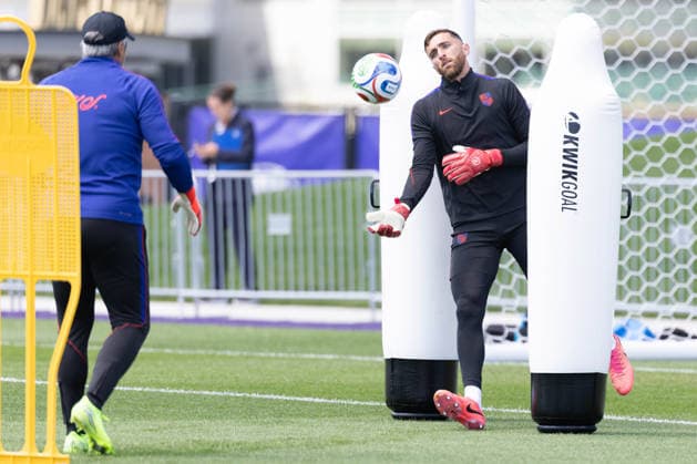 July 4, 2026, Seattle, Washington, USA: United States of America goalkeeper Matt Freese (24) warms up in their final team practice before their game at the USA national team, Nationalteam Training which took place at University of Washington Soccer Stadium. Seattle USA - ZUMAl181 20260704_zsp_l181_060 Copyright: xMelissaxLevinx