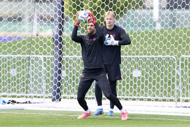 July 4, 2026, Seattle, Washington, USA: United States of America goalkeeper Matt Turner (1) warms up by United States of America goalkeeper Chris Brady (25) in their final team practice before their game at the USA national team, Nationalteam Training which took place at University of Washington Soccer Stadium. Seattle USA - ZUMAl181 20260704_zsp_l181_071 Copyright: xMelissaxLevinx