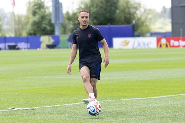 July 4, 2026, Seattle, Washington, USA: United States of America defender SergioÂ±o Dest (2) warms up in their final team practice before their game at the USA national team, Nationalteam Training which took place at University of Washington Soccer Stadium. Seattle USA - ZUMAl181 20260704_zsp_l181_070 Copyright: xMelissaxLevinx