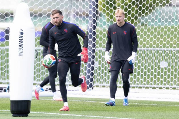 July 4, 2026, Seattle, Washington, USA: United States of America goalkeeper Matt Turner (1) warms up by United States of America goalkeeper Chris Brady (25) and United States of America goalkeeper Matt Freese (24) in their final team practice before their game at the USA national team, Nationalteam Training which took place at University of Washington Soccer Stadium. Seattle USA - ZUMAl181 20260704_zsp_l181_076 Copyright: xMelissaxLevinx