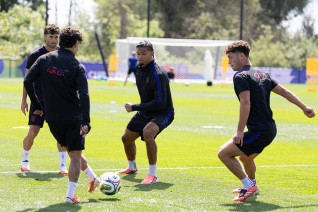 July 4, 2026, Seattle, Washington, USA: United States of America forward Christian Pulisic (10) United States of America defender Miles Robinson (12) United States of America midfielder Sebastian Berhalter (14) and United States of America midfielder Alejandro Zendejas (26) warm up in their final team practice before their game at the USA national team, Nationalteam Training which took place at University of Washington Soccer Stadium. Seattle USA - ZUMAl181 20260704_zsp_l181_099 Copyright: xMelissaxLevinx