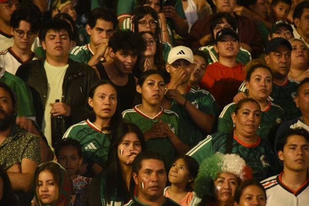 Mexican Fans React After World Cup Elimination by England XALAPA, VERACRUZ, MEXICO JULY 5, 2026: Mexican football fans gather at Plaza Lerdo in Xalapa, Veracruz, to watch the FIFA World Cup, WM, Weltmeisterschaft, Fussball 2026 Round of 16 match between Mexico and England on July 5, 2026. Supporters react with disappointment after Mexico s 3 2 defeat, which ended the team s World Cup campaign. Xalapa, Veracruz MX Copyright: x xRolandoxRamosx xJNAxPressx