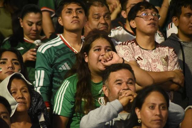 Mexican Fans React After World Cup Elimination by England XALAPA, VERACRUZ, MEXICO JULY 5, 2026: Mexican football fans gather at Plaza Lerdo in Xalapa, Veracruz, to watch the FIFA World Cup, WM, Weltmeisterschaft, Fussball 2026 Round of 16 match between Mexico and England on July 5, 2026. Supporters react with disappointment after Mexico s 3 2 defeat, which ended the team s World Cup campaign. Xalapa, Veracruz MX Copyright: x xRolandoxRamosx xJNAxPressx