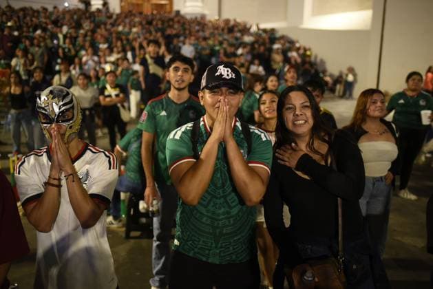 Mexican Fans React After World Cup Elimination by England XALAPA, VERACRUZ, MEXICO JULY 5, 2026: Mexican football fans gather at Plaza Lerdo in Xalapa, Veracruz, to watch the FIFA World Cup, WM, Weltmeisterschaft, Fussball 2026 Round of 16 match between Mexico and England on July 5, 2026. Supporters react with disappointment after Mexico s 3 2 defeat, which ended the team s World Cup campaign. Xalapa, Veracruz MX Copyright: x xRolandoxRamosx xJNAxPressx