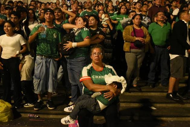 Mexican Fans React After World Cup Elimination by England XALAPA, VERACRUZ, MEXICO JULY 5, 2026: Mexican football fans gather at Plaza Lerdo in Xalapa, Veracruz, to watch the FIFA World Cup, WM, Weltmeisterschaft, Fussball 2026 Round of 16 match between Mexico and England on July 5, 2026. Supporters react with disappointment after Mexico s 3 2 defeat, which ended the team s World Cup campaign. Xalapa, Veracruz MX Copyright: x xRolandoxRamosx xJNAxPressx