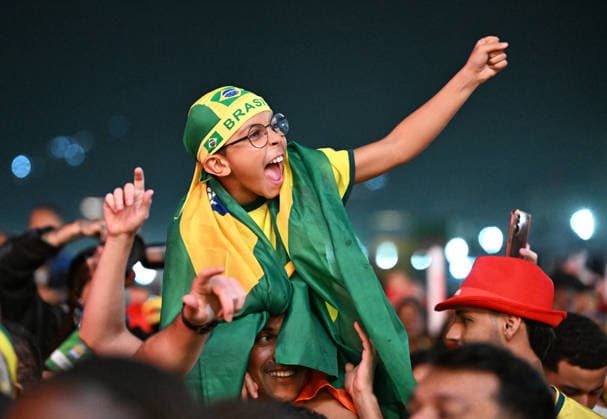 (260706) -- RIO DE JANEIRO, July 6, 2026 -- Brazilian football fans watch the live broadcast of the round of 16 match between Brazil and Norway at the 2026 FIFA World Cup, WM, Weltmeisterschaft, Fussball at the Copacabana Beach in Rio de Janeiro, Brazil, on July 5, 2026. ) (SP)BRAZIL-RIO DE JANEIRO-FOOTBALL-FIFA WORLD CUP-FANS JinxHaoyuan 
