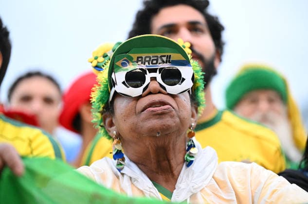 (260706) -- RIO DE JANEIRO, July 6, 2026 -- Brazilian football fans watch the live broadcast of the round of 16 match between Brazil and Norway at the 2026 FIFA World Cup, WM, Weltmeisterschaft, Fussball at the Copacabana Beach in Rio de Janeiro, Brazil, on July 5, 2026. ) (SP)BRAZIL-RIO DE JANEIRO-FOOTBALL-FIFA WORLD CUP-FANS JinxHaoyuan 