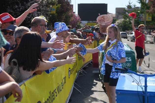 Tercera etapa del Tour de Francia 2026 Varios aficionados durante la tercera etapa del Tour de Francia 2026, a 6 de julio de 2026, en Granollers, Barcelona, Catalunya (Espana). La tercera etapa del Tour de Francia, que recorre 195 kilómetros, se celebra con un formato excepcional sin aficionados ni caravana publicitaria en la parte final por los incendios forestales que están sacudiendo la zona. 06 JULIO 2026 Granollers, Barcelona, Catalunya Granollers, Barcelona, Catalunya Espana *** Stage 3 of the 2026 Tour de France: Several fans during Stage 3 of the 2026 Tour de France on July 6, 2026, in Granollers, Barcelona, Catalonia, Spain. Stage 3 of the Tour de France, covering 195 kilometers, is being held under exceptional circumstances, with no fans or advertising caravan in the final stretch due to the wildfires ravaging the area. JULY 6, 2026 Granollers, Barcelona, Catalonia Granollers, Barcelona, Catalonia, Spain  Copyright: xDavidxZorrakinox 7648541