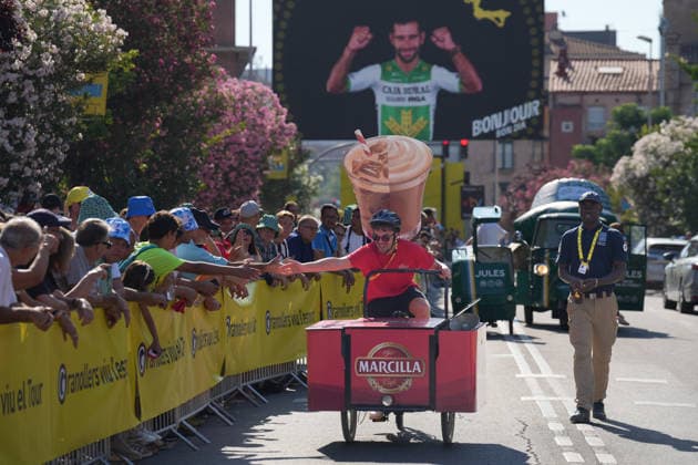 Tercera etapa del Tour de Francia 2026 Varios aficionados durante la tercera etapa del Tour de Francia 2026, a 6 de julio de 2026, en Granollers, Barcelona, Catalunya (Espana). La tercera etapa del Tour de Francia, que recorre 195 kilómetros, se celebra con un formato excepcional sin aficionados ni caravana publicitaria en la parte final por los incendios forestales que están sacudiendo la zona. 06 JULIO 2026 Granollers, Barcelona, Catalunya Granollers, Barcelona, Catalunya Espana *** Stage 3 of the 2026 Tour de France: Several fans during Stage 3 of the 2026 Tour de France on July 6, 2026, in Granollers, Barcelona, Catalonia, Spain. Stage 3 of the Tour de France, covering 195 kilometers, is being held under exceptional circumstances, with no fans or advertising caravan in the final stretch due to the wildfires ravaging the area. JULY 6, 2026 Granollers, Barcelona, Catalonia Granollers, Barcelona, Catalonia, Spain  Copyright: xDavidxZorrakinox 7648545