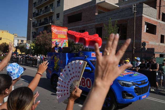 Tercera etapa del Tour de Francia 2026 Varios aficionados durante la tercera etapa del Tour de Francia 2026, a 6 de julio de 2026, en Granollers, Barcelona, Catalunya (Espana). La tercera etapa del Tour de Francia, que recorre 195 kilómetros, se celebra con un formato excepcional sin aficionados ni caravana publicitaria en la parte final por los incendios forestales que están sacudiendo la zona. 06 JULIO 2026 Granollers, Barcelona, Catalunya Granollers, Barcelona, Catalunya Espana *** Stage 3 of the 2026 Tour de France: Several fans during Stage 3 of the 2026 Tour de France on July 6, 2026, in Granollers, Barcelona, Catalonia, Spain. Stage 3 of the Tour de France, covering 195 kilometers, is being held under exceptional circumstances, with no fans or advertising caravan in the final stretch due to the wildfires ravaging the area. JULY 6, 2026 Granollers, Barcelona, Catalonia Granollers, Barcelona, Catalonia, Spain  Copyright: xDavidxZorrakinox 7648549