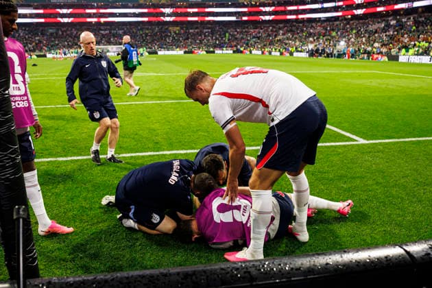 July 5, 2026, Mexico City, Mexico City, Mexico: Jordan Henderson (D) was injured amid the celebrations after winning the match during the FIFA World Cup, WM, Weltmeisterschaft, Fussball 2026 match between Mexico and England. Mexico hosted England at Mexico City Stadium on July 6, 2026 in Mexico City, Mexico Mexico City Mexico - ZUMAf196 20260705_zsp_f196_004 Copyright: xMartinxFonsecax