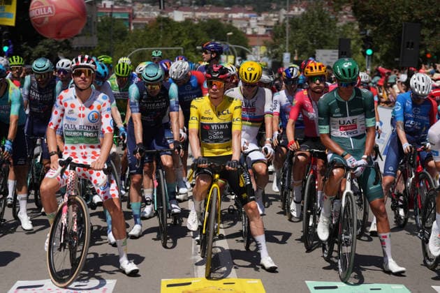 Tercera etapa del Tour de Francia 2026 (i-d) Los ciclistas Alex Molenaar, Jonas Vingegaard e Isaac del Toro, durante la tercera etapa del Tour de Francia 2026, a 6 de julio de 2026, en Granollers, Barcelona, Catalunya (Espana). La tercera etapa del Tour de Francia, que recorre 195 kilómetros, se celebra con un formato excepcional sin aficionados ni caravana publicitaria en la parte final por los incendios forestales que están sacudiendo la zona. 06 JULIO 2026 Granollers, Barcelona, Catalunya Granollers, Barcelona, Catalunya Espana *** Stage 3 of the 2026 Tour de France: Cyclists Alex Molenaar, Jonas Vingegaard, and Isaac del Toro during Stage 3 of the 2026 Tour de France on July 6, 2026, in Granollers, Barcelona, Catalonia, Spain. The third stage of the Tour de France, covering 195 kilometers, is being held under exceptional circumstances, with no spectators or advertising caravan in the final stretch due to the wildfires ravaging the area. JULY 6, 2026 Granollers, Barcelona, Catalonia Granollers, Barcelona, Catalonia, Spain  Copyright: xDavidxZorrakinox 7649031