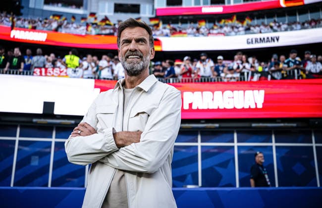 Fussball FIFA WM 2026 Sechzehntelfinale in Boston Deutschland - Paraguay 29.06.2026 Magenta TV Experte Juergen Klopp beobachtet das Elfmeterschiessen *** Soccer: 2026 FIFA World Cup Round of 32 in Boston—Germany vs. Paraguay, June 29, 2026—Magenta TV expert Jürgen Klopp watches the penalty shootout