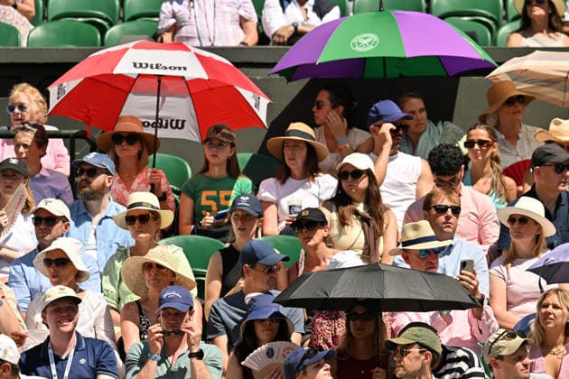 Wimbledon Tennis Championships 2026 - Day 8 LONDON, UNITED KINGDOM - July 06: Spectators watching tennis protect themselves from the hot weather during day 8 of The Wimbledon Tennis Championships at All England Lawn Tennis and Croquet Club on July 06, 2026 in London, United Kingdom. Ray Tang Anadolu London United Kingdom. Editorial use only. Please get in touch for any other usage.  Copyright: x2026xAnadoluxRayxTangx