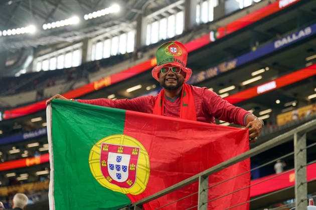 USA: Fussball FIFA World Cup, WM, Weltmeisterschaft, Fussball 2026, Achtelfinale - Spanien vs Portugal - AT&T Stadium (Dallas Stadium) in Arlington: Portugal-Fan auf der Tribüne des AT&T Stadium in Dallas vor dem Achtelfinalspiel Spanien Portugal bei der FIFA Fußball-WM 2026. Fanporträt mit portugiesischer Nationalflagge, Portugal-Trikot, Fanhut, Sonnenbrille in Landesfarben, Fanschal, Zuschauer, Tribüne, Fankultur, Fußball, Weltmeisterschaft, WM 2026, Stadion, Emotionen, Unterstützung der portugiesischen Nationalmannschaft. *** USA Soccer FIFA World Cup 2026, Round of 16: Spain vs. Portugal at AT&T Stadium in Dallas, Arlington. A Portugal fan in the stands at AT&T Stadium in Dallas before the Round of 16 match between Spain and Portugal at the 2026 FIFA World Cup. Fan portrait featuring the Portuguese national flag, a Portugal jersey, fan hat, sunglasses in national colors, fan scarf, spectator, stands, fan culture, soccer, World Cup, 2026 World Cup, stadium, emotions, support for the Portuguese national team Copyright: xJOERANxSTEINSIEKx