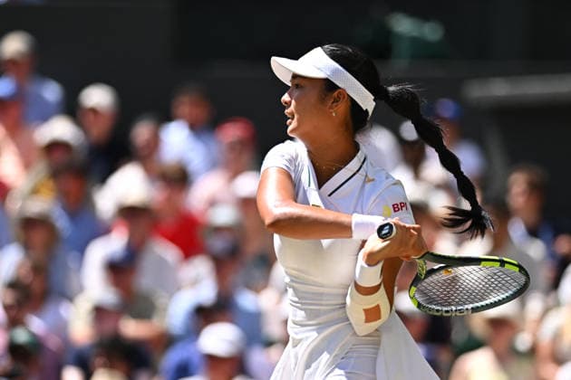 Wimbledon 2026 - Jasmine Paolini v Alexandra Eala - London Alexandra Eala (PHI) during her fourth round match at the 2026 Wimbledon Championships at the AELTC in London, England, UK on July 6, 2026. Photo by Corinne Dubreuil ABACAPRESS.COM London England United Kingdom  Copyright: xDubreuilxCorinne ABACAx
