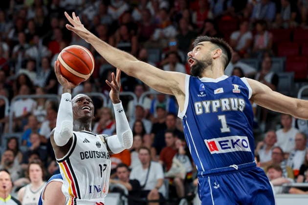 Dennis Schroeder (Germany) und Christos Loizides (Cyprus) kaempfen um den Ball, FIBA World Cup European Qualifier, Germany v Cyprus, Brose Arena am 06. July 2026 in Bamberg, Deutschland. (Foto von Marco Steinbrenner DeFodi Images) Dennis Schroeder (Germany) und Christos Loizides (Cyprus) ebv , FIBA World Cup European Qualifier, Germany v Cyprus, Brose Arena, July 6, 2026 in Bamberg, Germany. (Photo by Marco Steinbrenner DeFodi Images) - *** Dennis Schroeder (Germany) and Christos Loizides (Cyprus) battle for the ball, FIBA World Cup European Qualifier, Germany vs. Cyprus, Brose Arena on July 6, 2026, in Bamberg, Germany. Photo by Marco Steinbrenner, DeFodi Images. Dennis Schroeder (Germany) and Christos Loizides (Cyprus), FIBA World Cup European Qualifier, Germany vs. Cyprus, Brose Arena, July 6, 2026, in Bamberg, Germany. Photo by Marco Steinbrenner, DeFodi Images