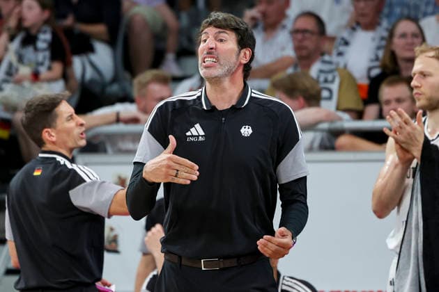 Bundestrainer Alex Mumbru (Germany) gestikuliert, FIBA World Cup European Qualifier, Germany v Cyprus, Brose Arena am 06. July 2026 in Bamberg, Deutschland. (Foto von Marco Steinbrenner DeFodi Images) Bundestrainer Alex Mumbru (Germany) gestures, FIBA World Cup European Qualifier, Germany v Cyprus, Brose Arena, July 6, 2026 in Bamberg, Germany. (Photo by Marco Steinbrenner DeFodi Images) - *** German national team coach Alex Mumbru gestures, FIBA World Cup European Qualifier, Germany vs. Cyprus, Brose Arena on July 6, 2026, in Bamberg, Germany. Photo by Marco Steinbrenner, DeFodi Images. German national team coach Alex Mumbru gestures, FIBA World Cup European Qualifier, Germany vs. Cyprus, Brose Arena, July 6, 2026, in Bamberg, Germany. Photo by Marco Steinbrenner, DeFodi Images