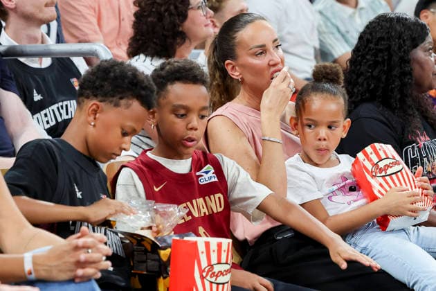 Die Familie von Dennis Schroeder (Germany) mit Frau Ellen Schroeder sowie den Kindern Dennis Malick, Aaliyah und Amari sitzen am Spielfeldrand und essen Popcorn, FIBA World Cup European Qualifier, Germany v Cyprus, Brose Arena am 06. July 2026 in Bamberg, Deutschland. (Foto von Marco Steinbrenner DeFodi Images) Dennis Schroeder™s family (Germany) his wife Ellen Schroeder and their children Dennis Malick, Aaliyah and Amari are sitting at the side of the pitch eating popcorn, FIBA World Cup European Qualifier, Germany v Cyprus, Brose Arena, July 6, 2026 in Bamberg, Germany. (Photo by Marco Steinbrenner DeFodi Images) - *** Dennis Schroeder s family—his wife Ellen Schroeder and their children Dennis Malick, Aaliyah, and Amari—are sitting courtside eating popcorn, FIBA World Cup European Qualifier, Germany vs. Cyprus, Brose Arena on July 6, 2026, in Bamberg, Germany. Photo by Marco Steinbrenner, DeFodi Images. Dennis Schroeder’s family—his wife Ellen Schroeder and their children Dennis Malick, Aaliyah, and Amari are sitting courtside eating popcorn, FIBA World Cup European Qualifier, Germany vs. Cyprus, Brose Arena, July 6, 2026, in Bamberg, Germany. Photo by Marco Steinbrenner, DeFodi Images