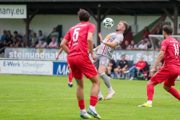 Fußball - Herren - Testspiel - Saison 2026 2027 - 06.07.2026 - FC Schwaig - SSV Jahn Regensburg Lucas Hermes von SSV Jahn Regensburg am Ball Oberding NGL Arena Bayern Deutschland *** Men s Soccer Friendly Match, 2026–2027 Season, June 7, 2026: FC Schwaig vs. SSV Jahn Regensburg; Lucas Hermes of SSV Jahn Regensburg in possession of the ball; Oberding, NGL Arena, Bavaria, Germany