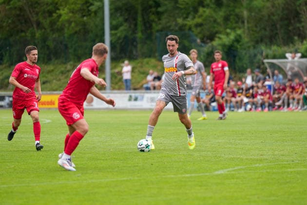 Fußball - Herren - Testspiel - Saison 2026 2027 - 06.07.2026 - FC Schwaig - SSV Jahn Regensburg Adrian Markus Fein von SSV Jahn Regensburg am Ball Oberding NGL Arena Bayern Deutschland *** Men s Soccer Friendly Match, 2026–2027 Season, June 7, 2026, FC Schwaig vs. SSV Jahn Regensburg; Adrian Markus Fein of SSV Jahn Regensburg in possession of the ball at the Oberding NGL Arena, Bavaria, Germany